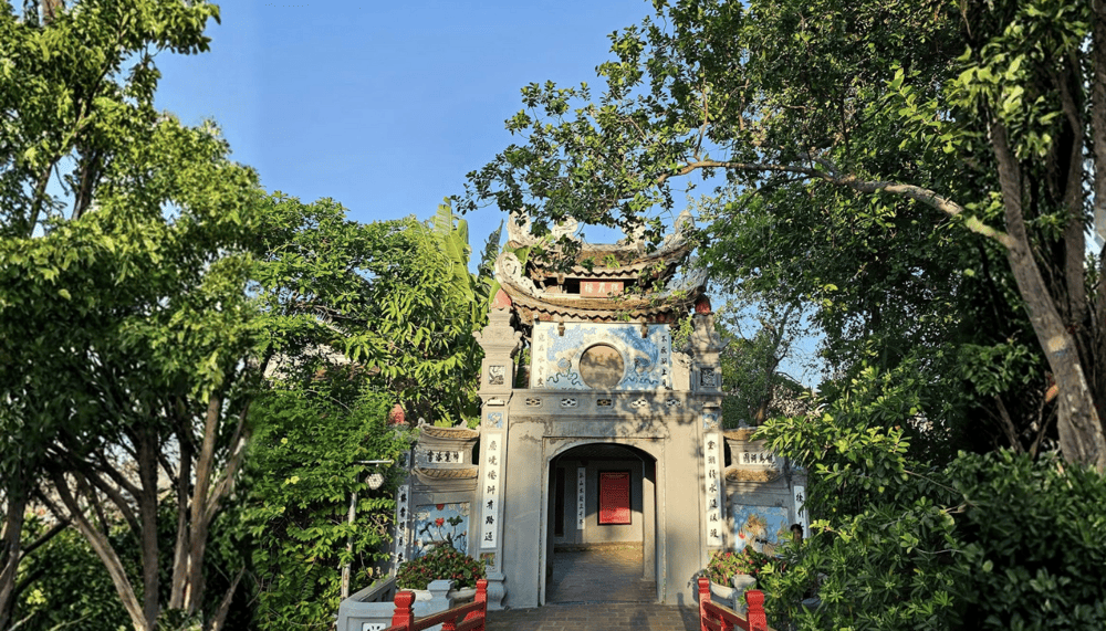On both sides of the gate are two paintings made of broken porcelain pieces; one side is the Long Ma Ha Do painting, and the other side is the Than Quy Lac Thu painting (Source: Fanpage Đền Ngọc Sơn và khu vực hồ Hoàn Kiếm)